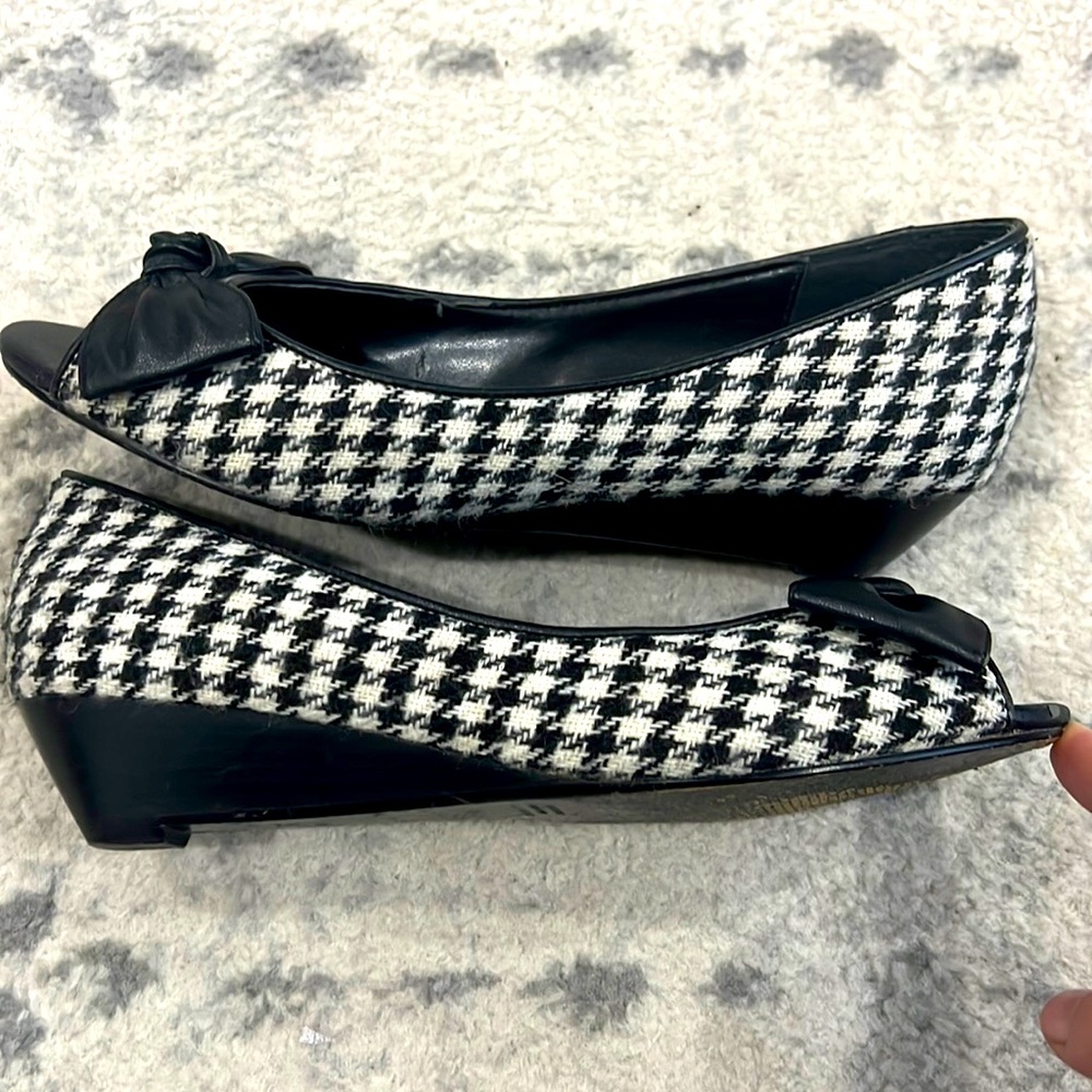 Bakers heels black white‎ houndstooth cloth leather peep toe wedge 7M